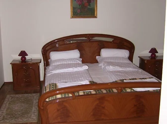 Malom Udvar Panzio Es Etterem Konukevi Bér